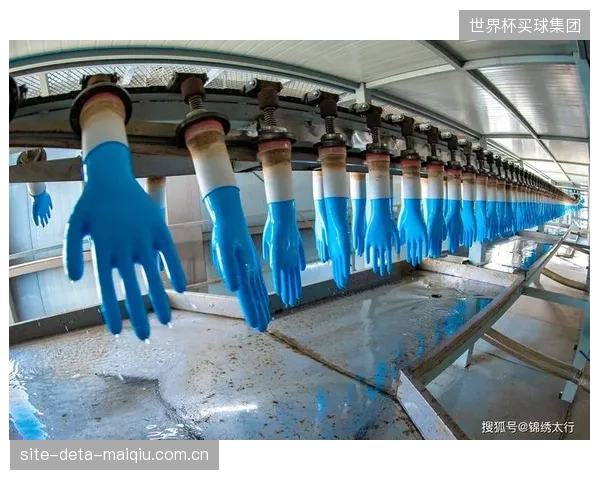 大众市场不再为职业级的复杂工艺买单，手套设计正朝着简化、耐用的方向回归